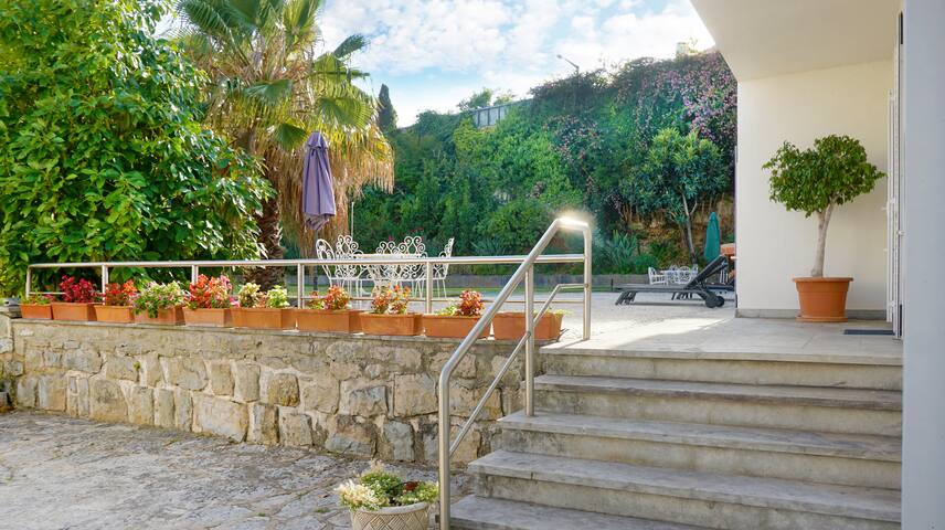 Charming Villa with Pool in the Heart of Cascais gallery image 3