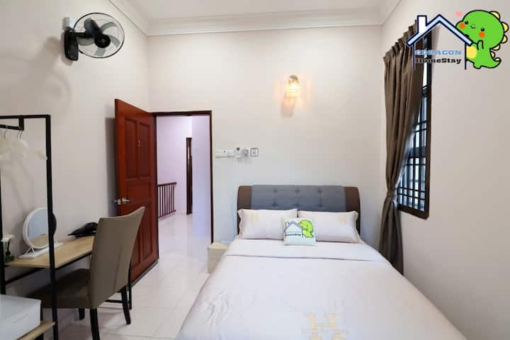 Dormitorio 
arriba 3

1 cama tamaño queen

Baño compartido con el dormitorio #2