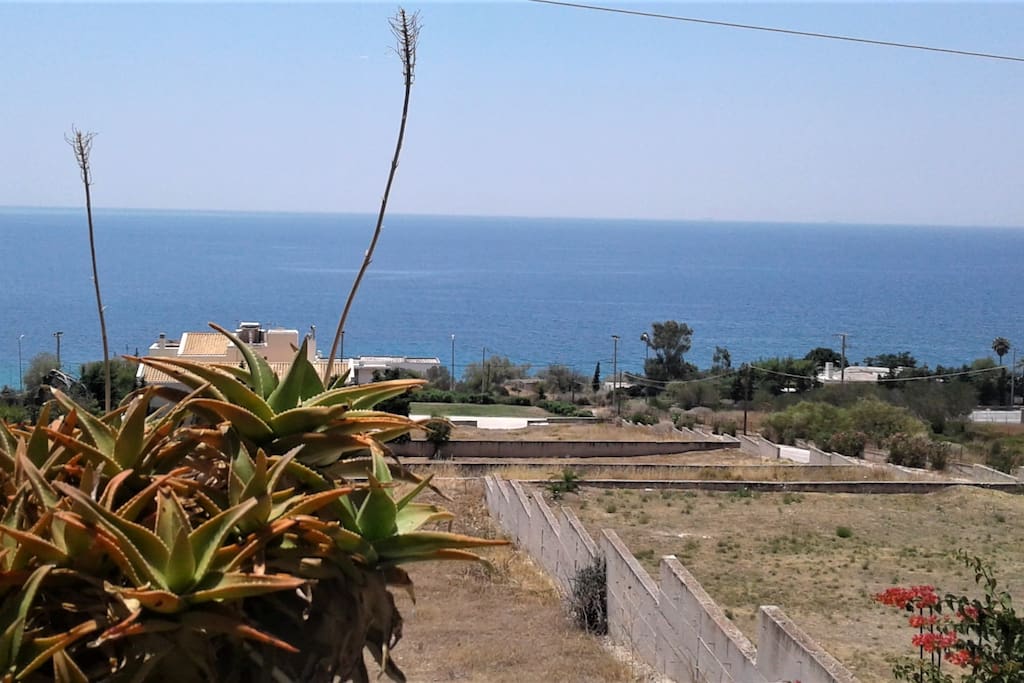 Lovely terrace ideal for relaxation and sunbathing, very quiet street and incredible seaview