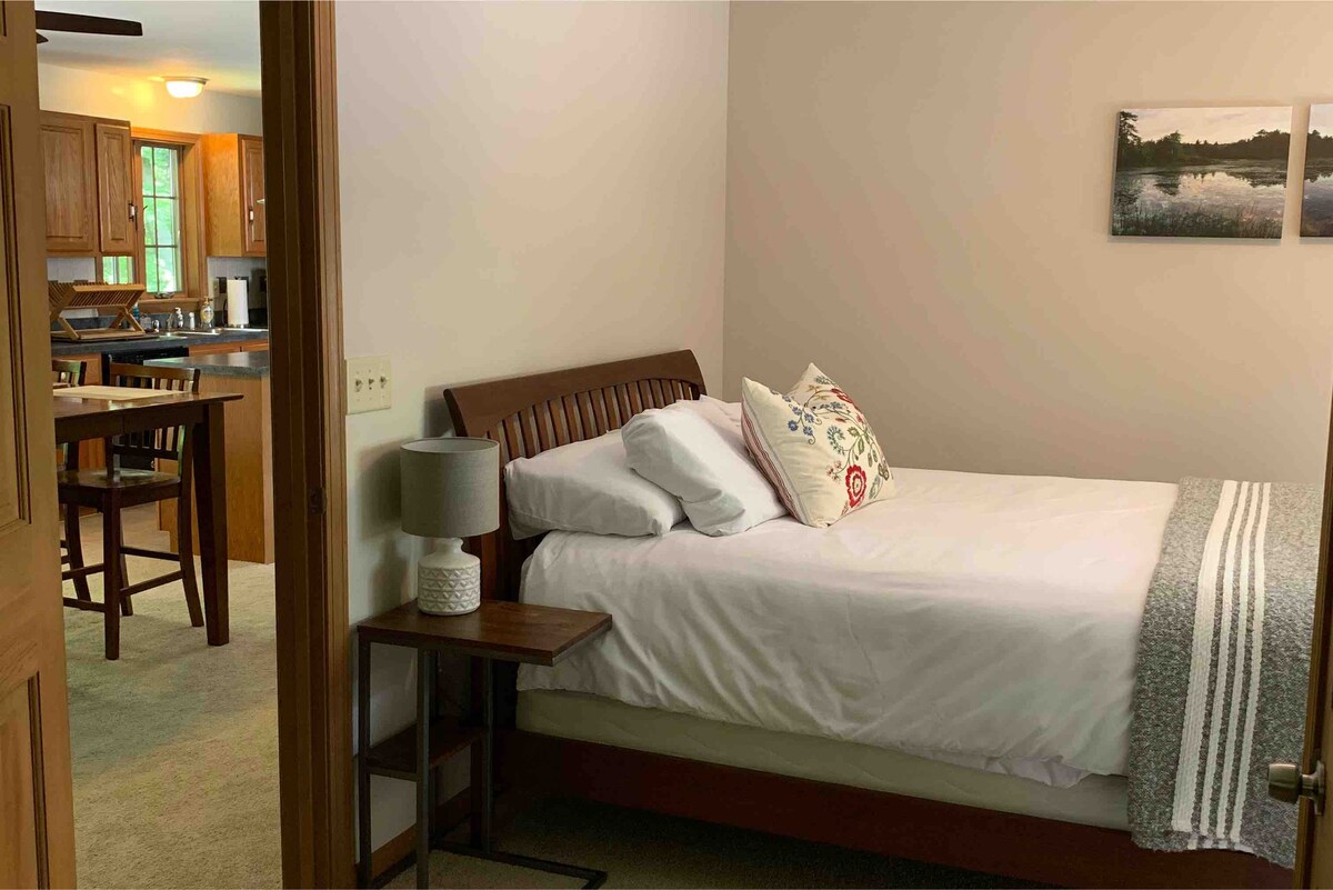 מזרן עם ריפוד: לכל הגוף
כריות למטה: אם תרצו
כריות ויסקו: טובות אם אתם שוכחים כמוני

בכל הרצינות יש מזרן, כריות אלרגניות וסדינים איכותיים בספא כדי לשפר את המנוחה :-)