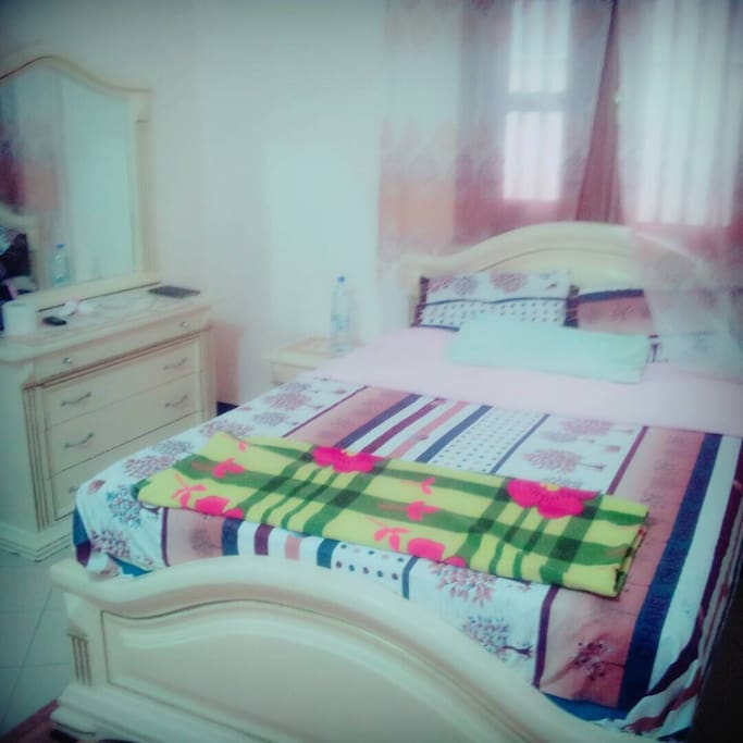Private bedroom with bathroom and shower. Chambre du lit privée avec salle de bains.