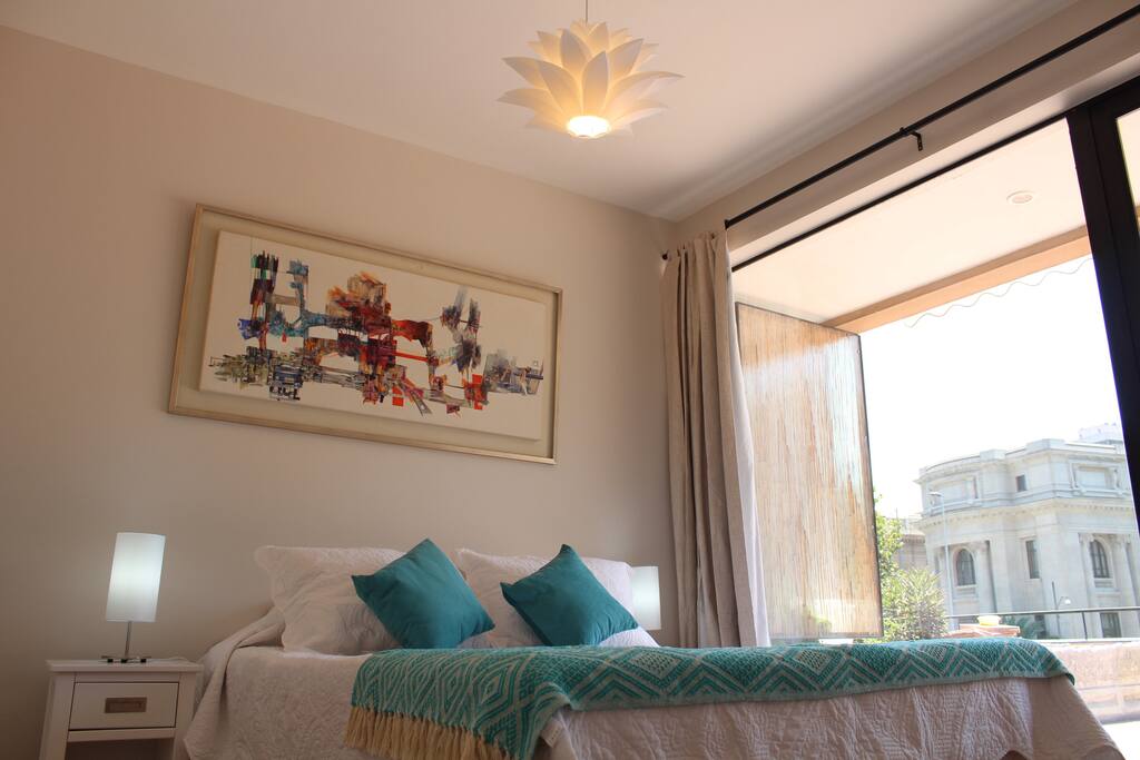 Pieza Doble en suite con terraza y vista al cerro Santa Lucia y Biblioteca Nacional