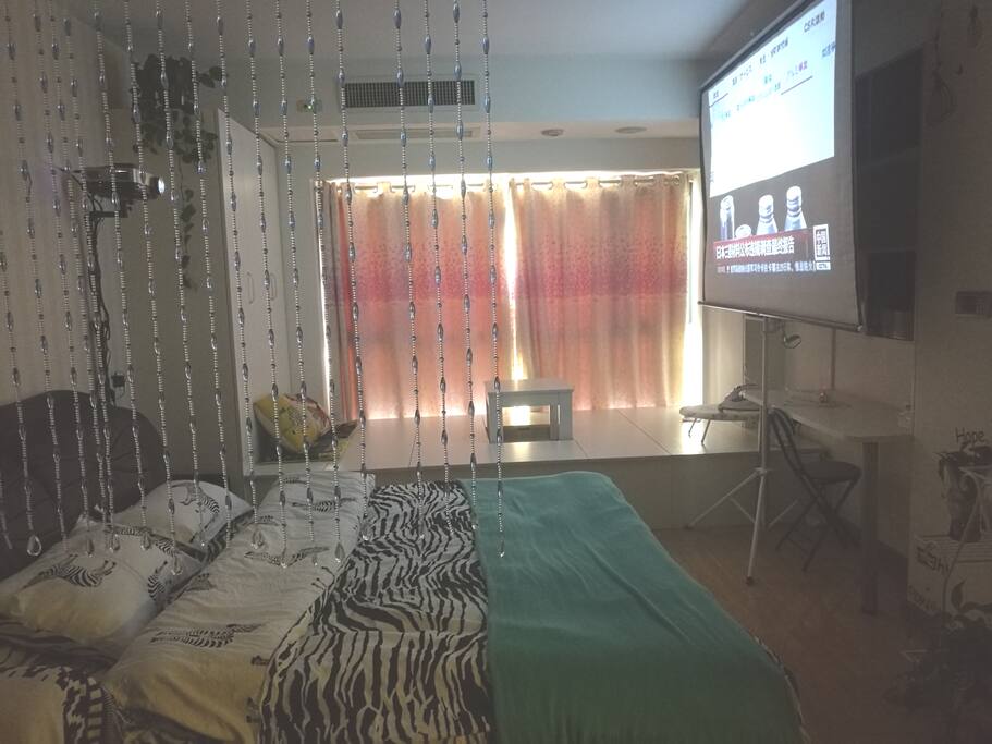 房间内有投影仪,白天观看也有很好的效果。