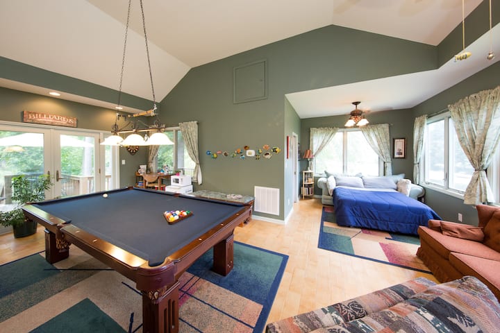 Sweet Suite with Hot Tub and Pool Table