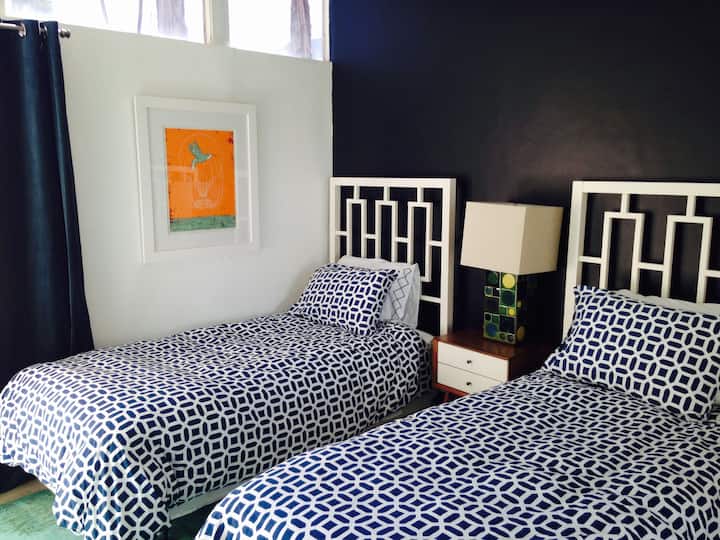 Spavaća soba s 2 odvojena kreveta i TV-om