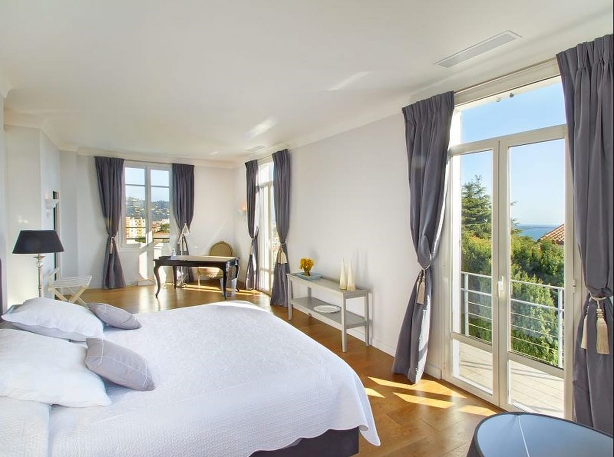 Მთავარი საძინებელი სამ აივანზე, საიდანაც შესანიშნავი ხედები იშლება კანის ყურეზე