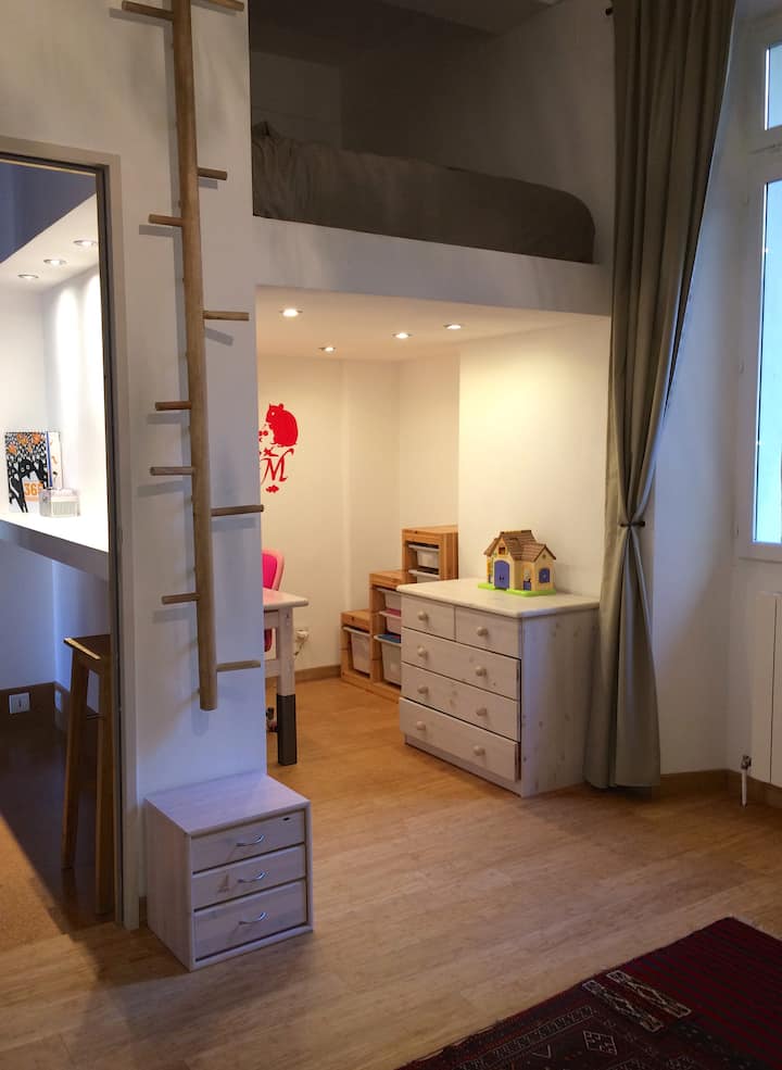 غرفة النوم الغربية والسلالم للتسلق على الميزان.