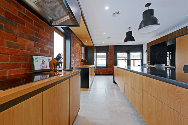 Designer Living within Historic Art Deco Building gallery image 5