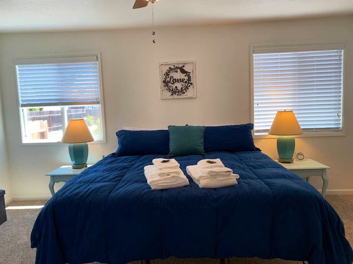 Dormitorio principal con cama tamaño king con almohada suave para tu comodidad.