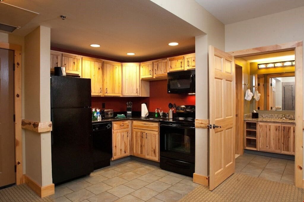Prepare delicious homemade meals in the wood-furnished fitted kitchenette