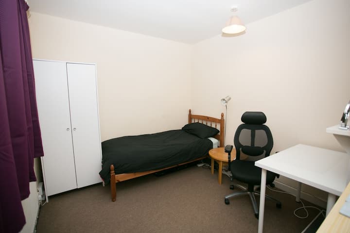 Cosy single room in family home. No additional fee