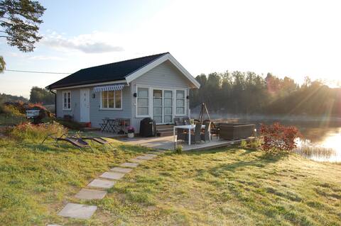 Cozy cabin 3 meters from lake Lyseren, near Oslo