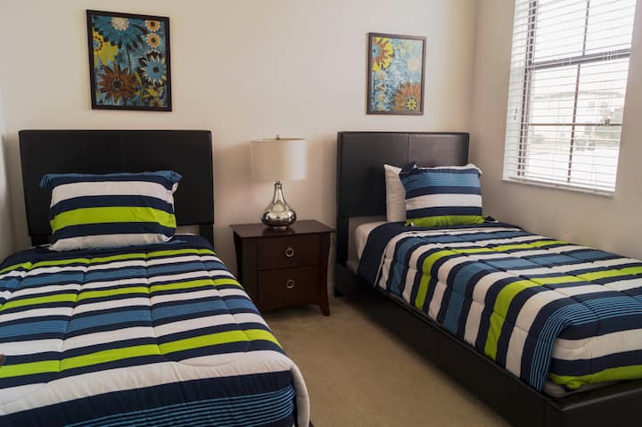 Spálňa 3 s 2 oddelenými posteľami a televízorom Roku