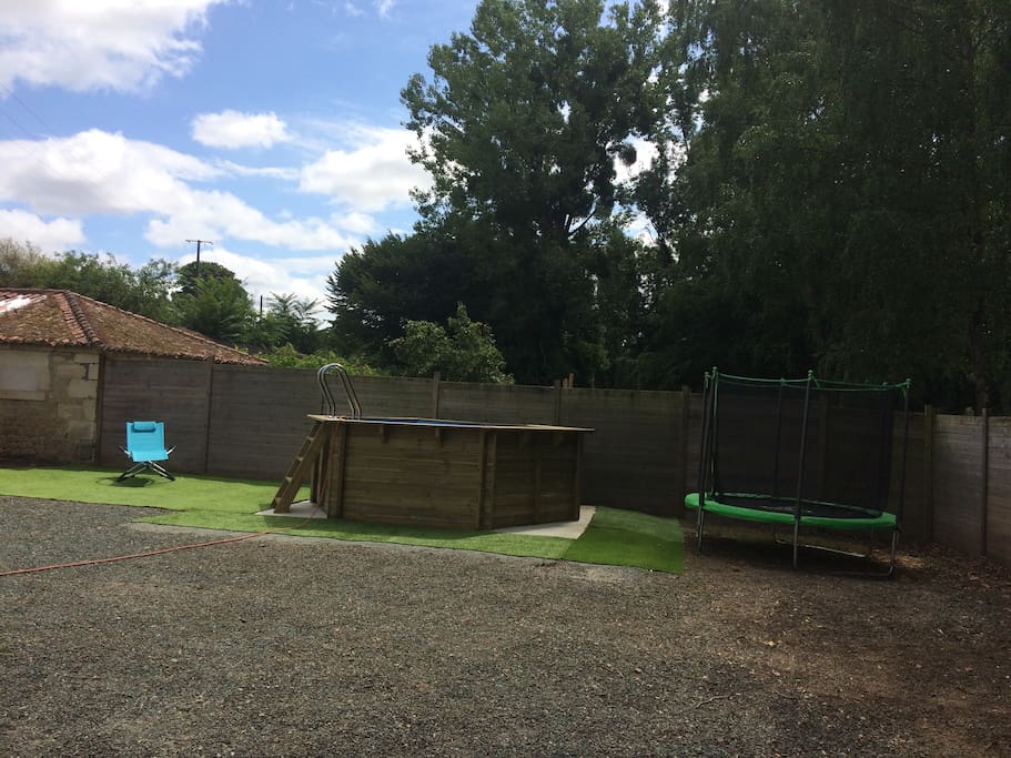 coin piscine + trampoline