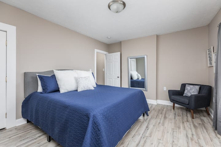 Prva spavaća soba:  Sunny King s dovoljno prostora u ormaru i spremištem. Dječji krevetić u ormaru. Na katu.