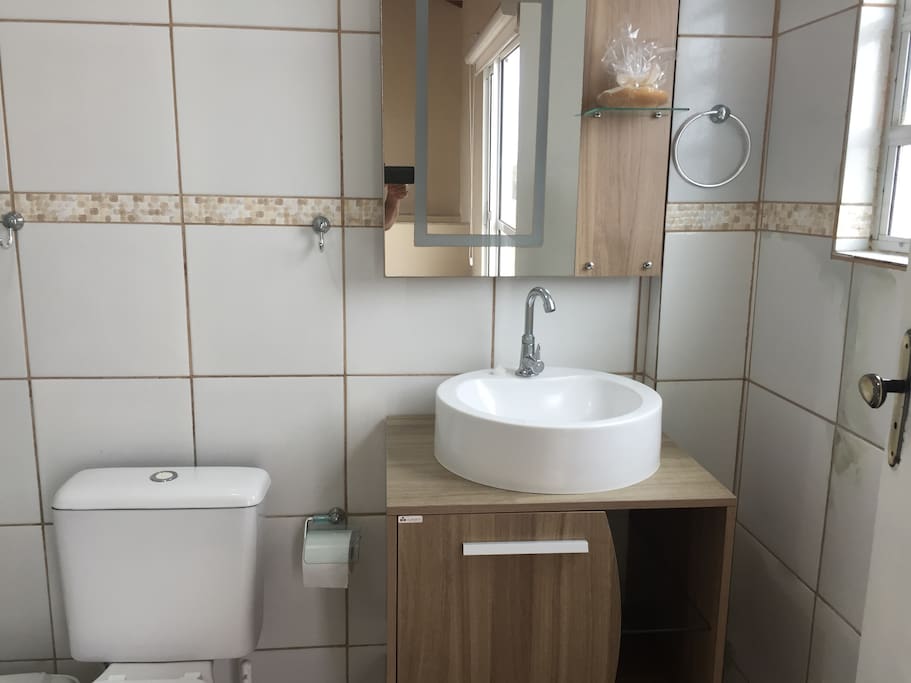 Banheiro c/box de vidro temperado e chuveiro elet 220v