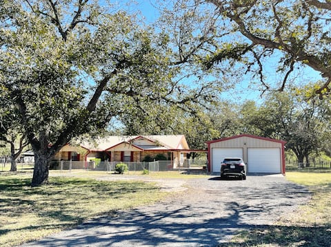 Utopia Broadway Nook- Peaceful 3-Bedroom Home