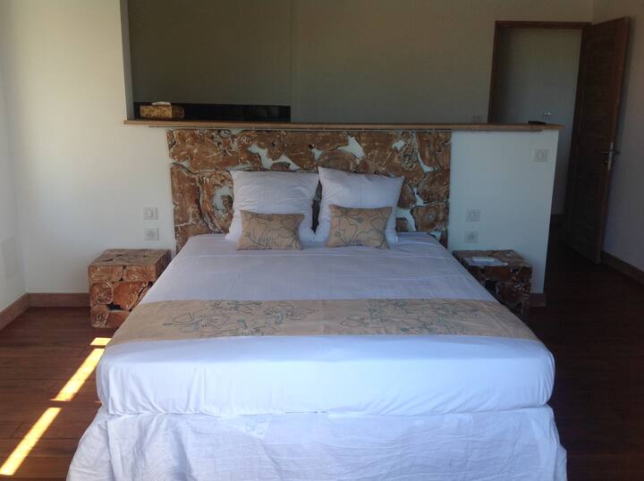 Arriba dormitorio 2 con aire acondicionado, TV, baño privado y terraza