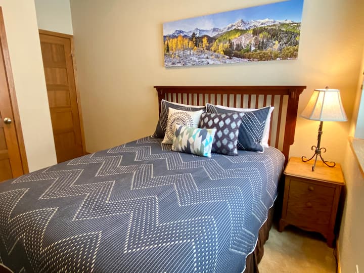 חדר שינה משני עם מיטת קווין סייז