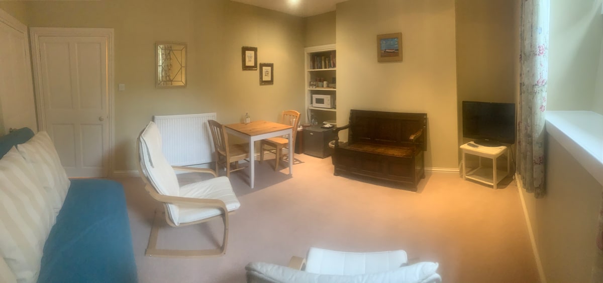 Dnevni boravak uključuje kauč na razvlačenje, posteljinu dodatnih 10 GBP po boravku samo ako je potrebno. Obavijestite domaćina o rezervaciji