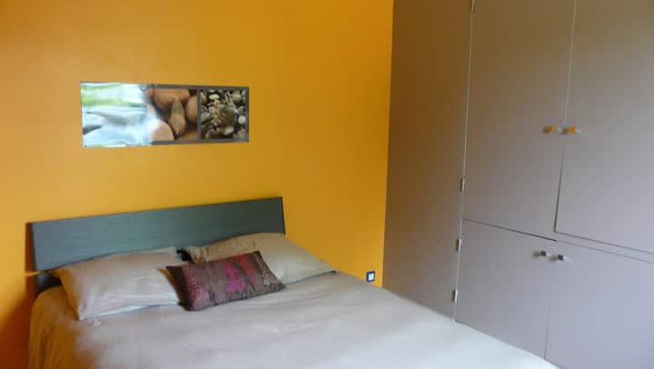 Პირველი სართულის საძინებელი (ch 1) დამხმარე სააბაზანოთი. „მიმაგრებული“ დამოუკიდებელი უნიტაზი.
1 საწოლი 140x190