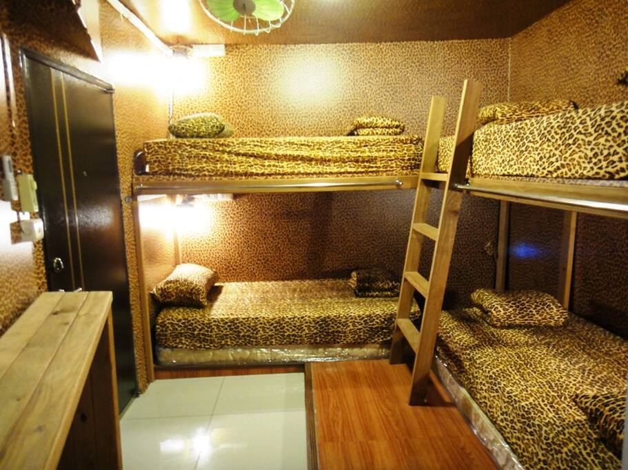 4 Single beds Room 4張單人床