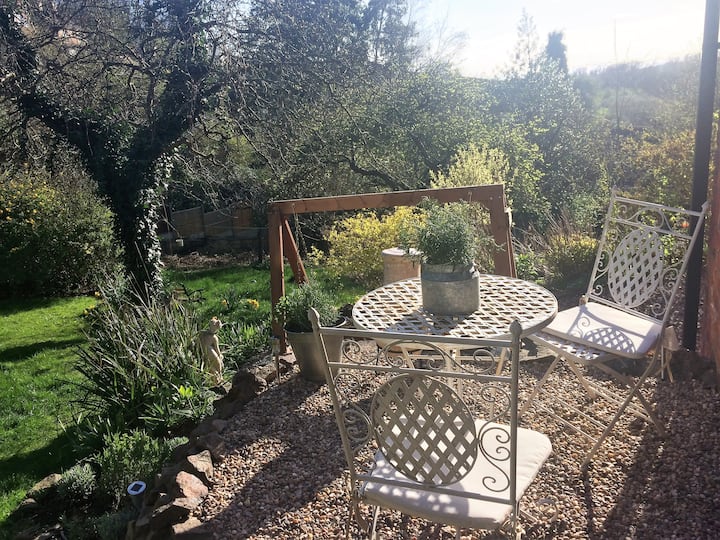 Ryecroft House Garden Apartment, West Malvern Condominiums for Rent