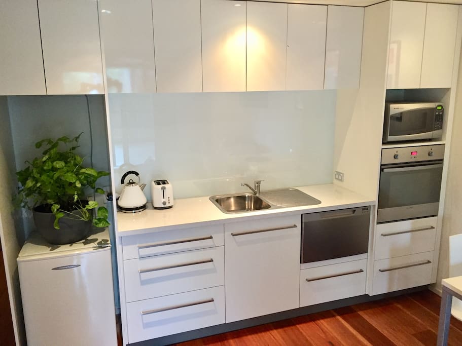 Kitchen facilities include oven, mini fridge, microwave, dishwasher and more