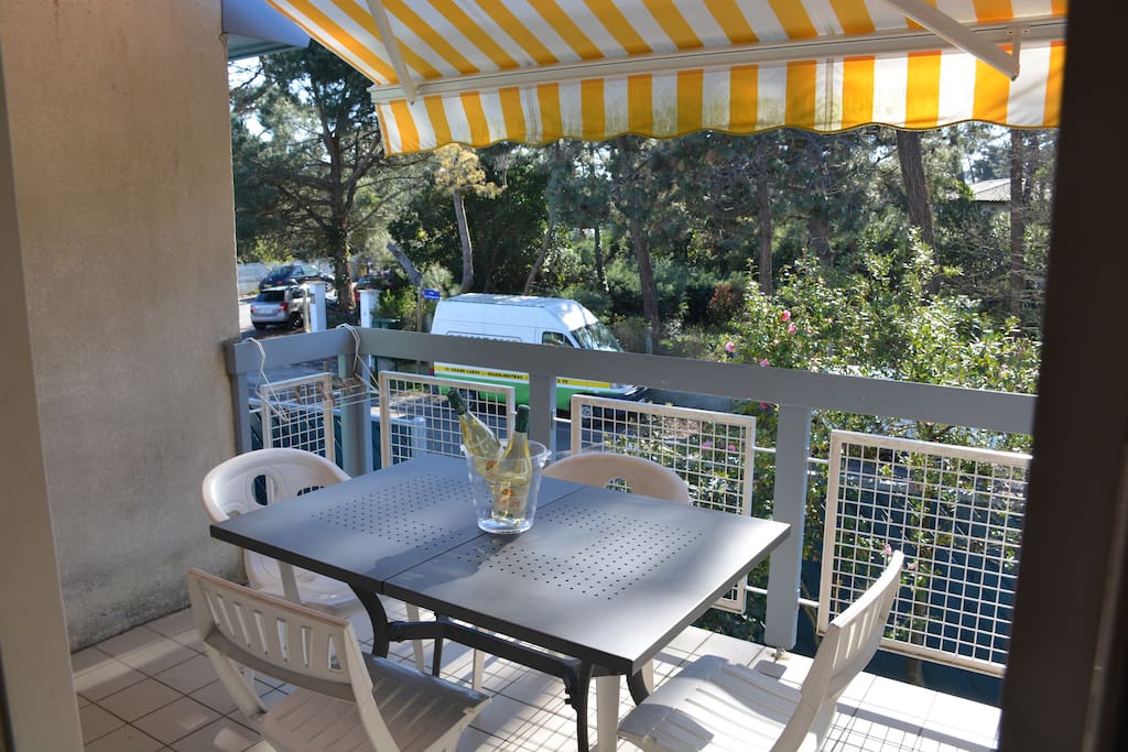 Balcon avec banne électrique pour se protéger du soleil