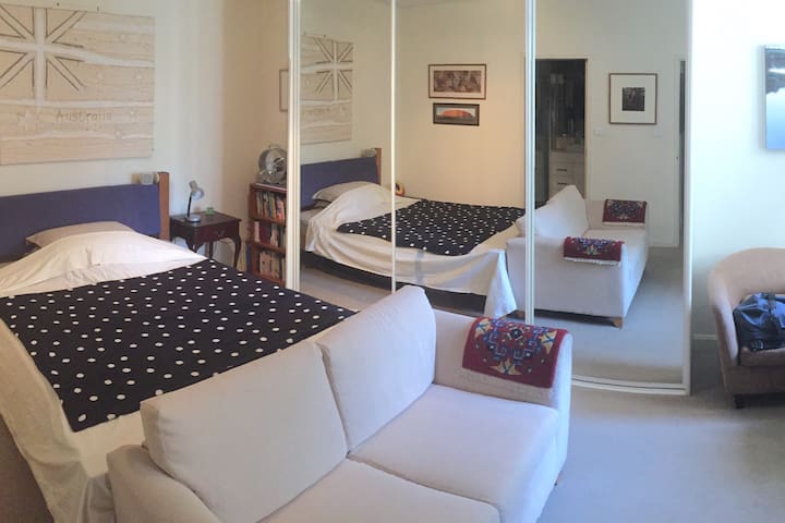 Spacious ensuite in Dee Why beach suburb