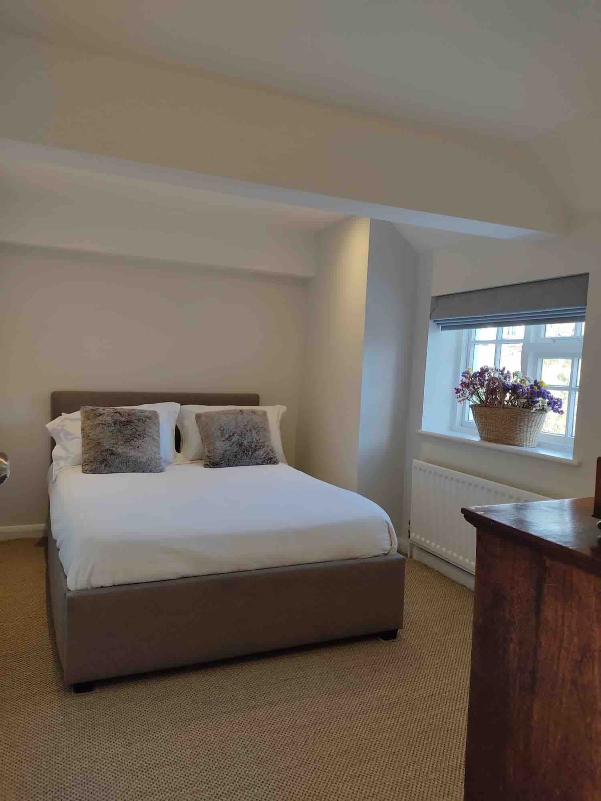 Chambre double au deuxième étage avec commode et vue sur le château d'Arundel et la cathédrale.