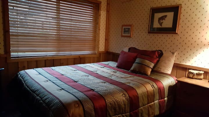 Downstairs bedroom/ Fish room. window with garden view. 14" memory foam mattress. Down comforter available