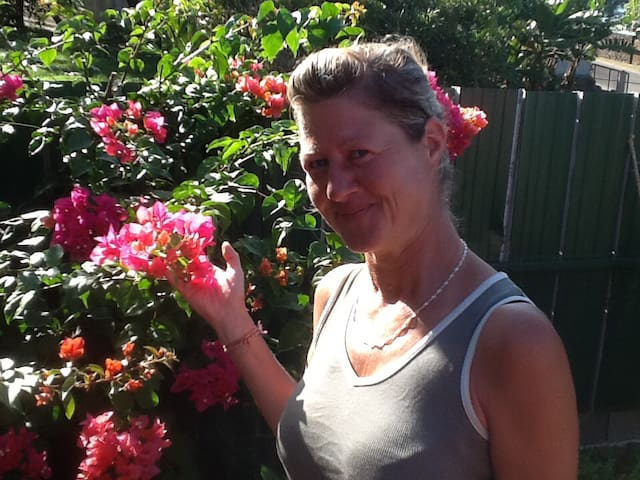 TEAVAHERE TENTE "HAWAIKI"(10mn TO MATIRA BEACH)