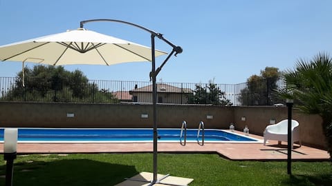 Bright attic with terrace overlooking Etna