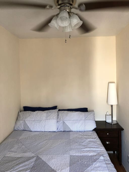 Small room. Queen spa mattress bed. And overhead fan (great for white noise at night).