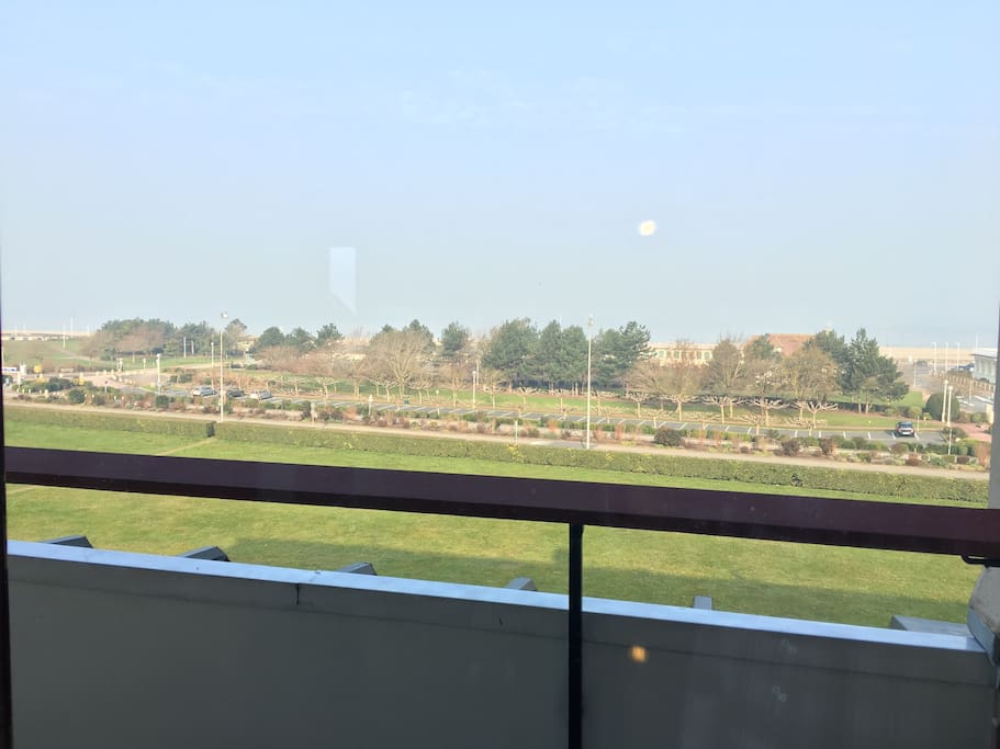 balcon avec vue mer 180 degré . petite table pour déjeuner