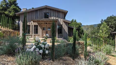 Exquisite luxury executive 3-suite cottage
