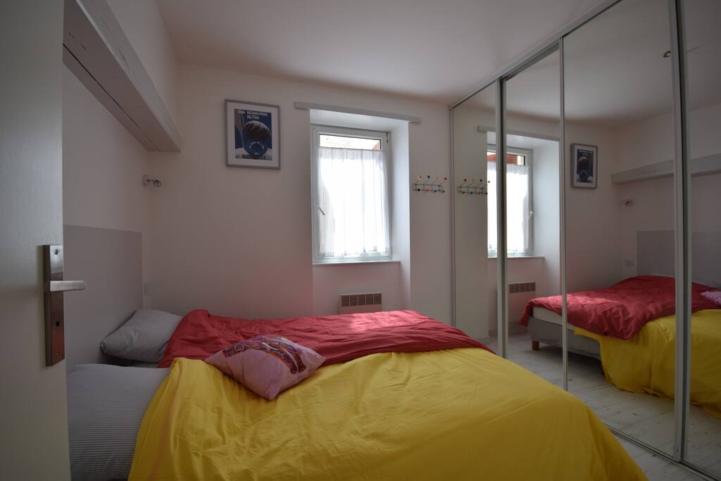 Une chambre donnant sur une petite cour intérieure pour dormir au calme