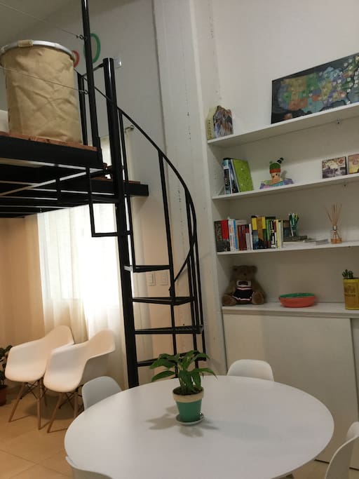 Stairs to bedroom/escaleras al cuarto