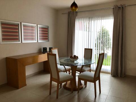 BEAUTIFUL HOUSE for 6 near the AIRPORT