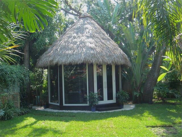 Tiki Hutt Experience / 10 from Beach / parking