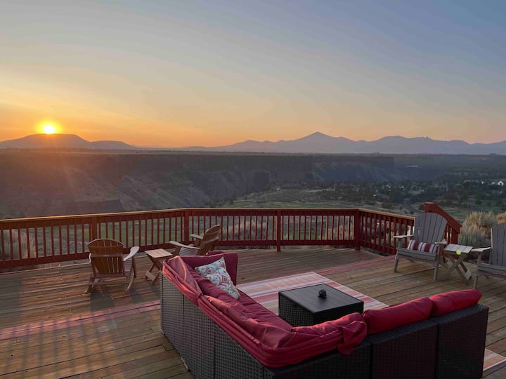 Pointe of Blessing with hot tub and canyon views
