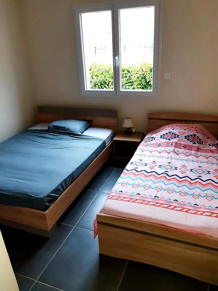 Chumba #2 kwa watoto wenye kitanda cha watu wawili na kitanda kidogo.
Chumba #2 na upande mmoja wa malkia na kitanda kimoja cha ukubwa kamili.