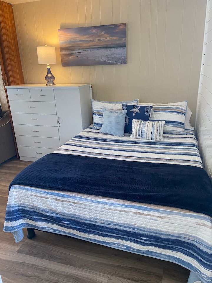 Lit queen size avec commode