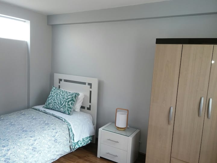 Вклучен е единечен кревет со плакар.