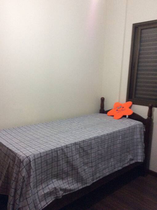 Quarto de solteiro com ventilador