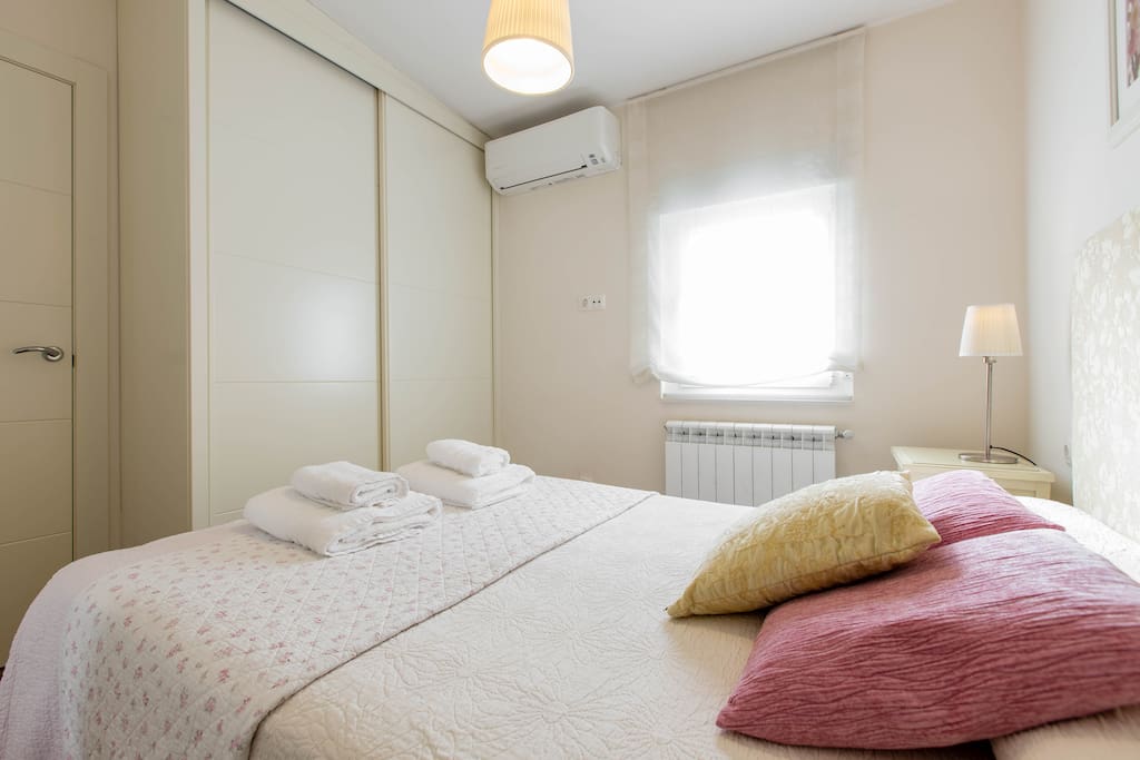 Amplio armario empotrado con perchas y baldas, y aire acondicionado * Spacious built-in wardrobe with hangers and shelves, and air conditioning