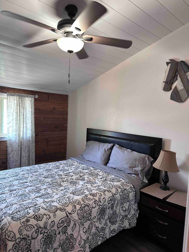 เตียงควีนไซส์ที่สะดวกสบายสำหรับคืนพักผ่อนผ้าปูที่นอนคุณภาพระดับโรงแรม 