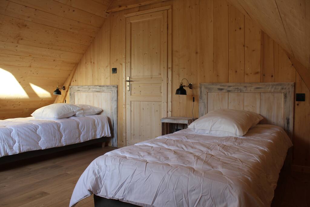 chambre N°2 à l'étage