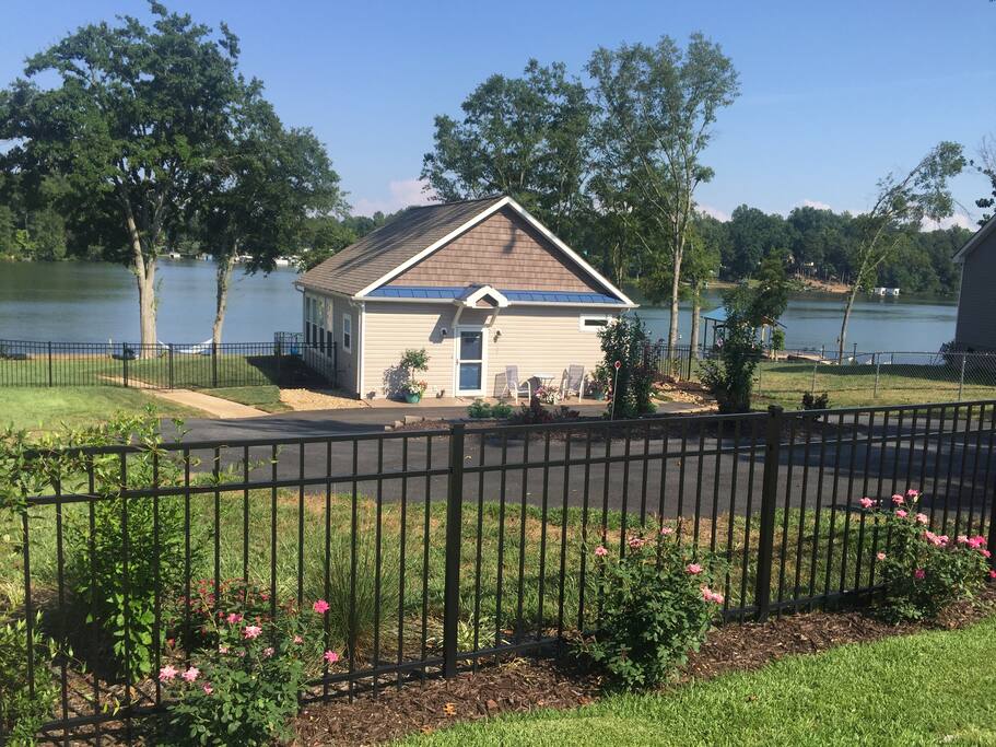 Lakeside Retreat Cottages for Rent in Lyman, South Carolina, United